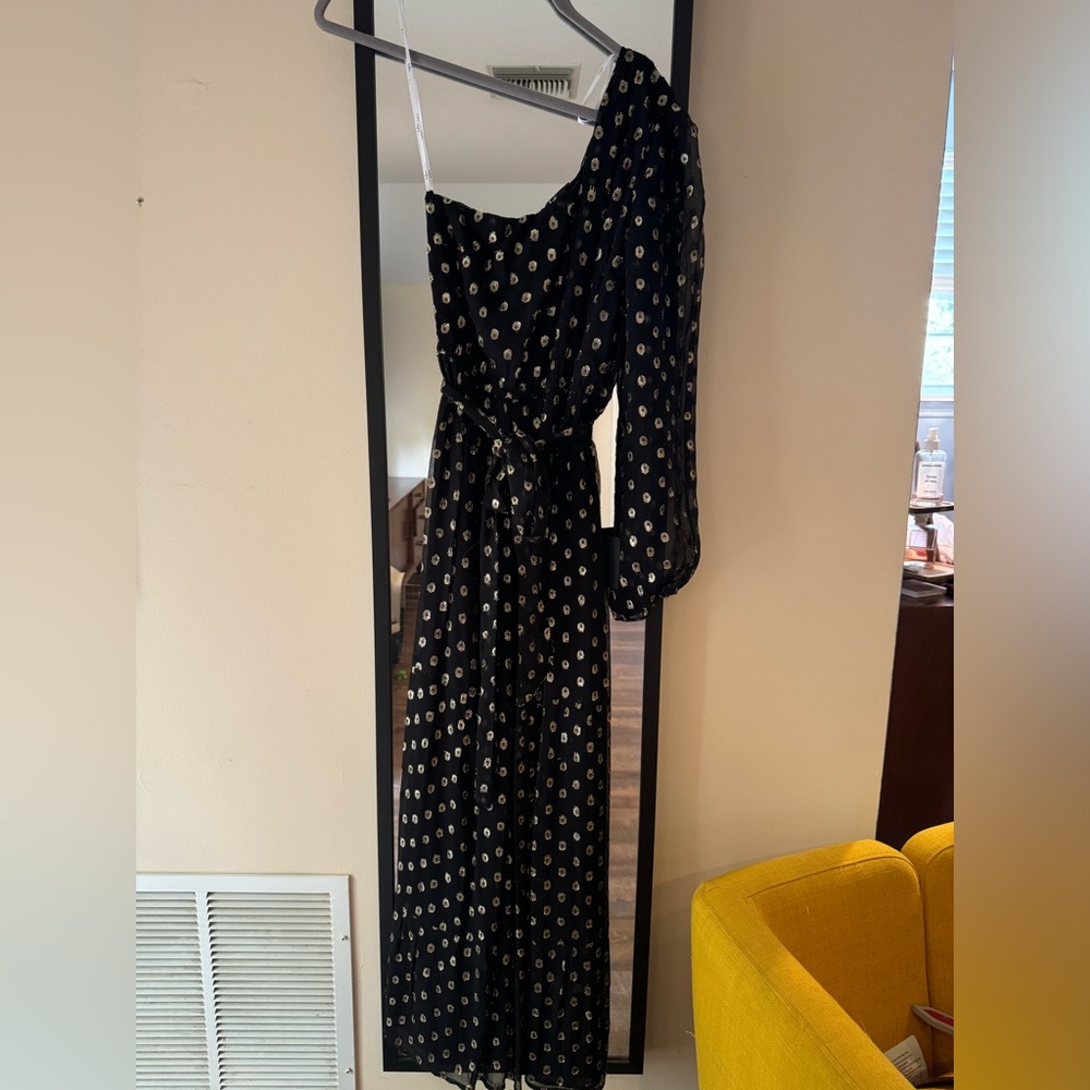 One shoulder semi-formal Lulus gown. Never worn. Size small.